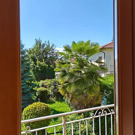 Hébergement de vacances And Garden Nestled In *