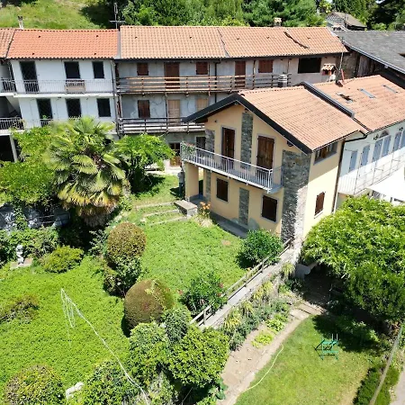 Сasa de vacaciones And Garden Nestled In