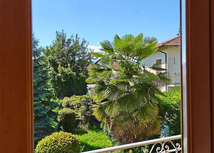 Сasa de vacaciones And Garden Nestled In *