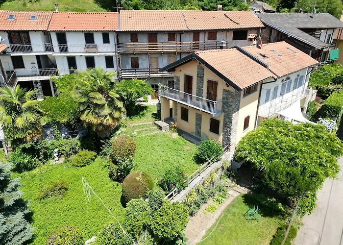 Сasa de vacaciones And Garden Nestled In