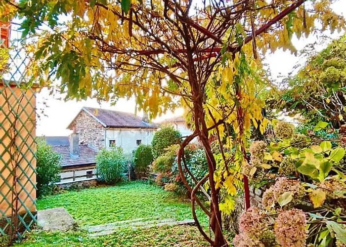 Сasa de vacaciones And Garden Nestled In *